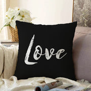 Siyah Zeminde Love Yazılı Modern Raşel Kadife Yastık Kırlent Kılıfı