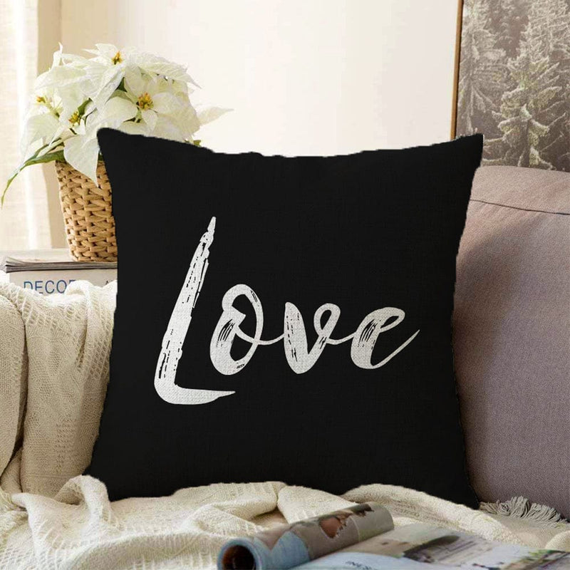 Siyah Zeminde Love Yazılı Modern Raşel Kadife Yastık Kırlent Kılıfı
