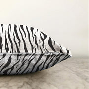 Zebra Siyah Çizgi Desenli Dijital Baskılı Modern Raşel Kadife Yastık Kırlent Kılıfı Bonvagon